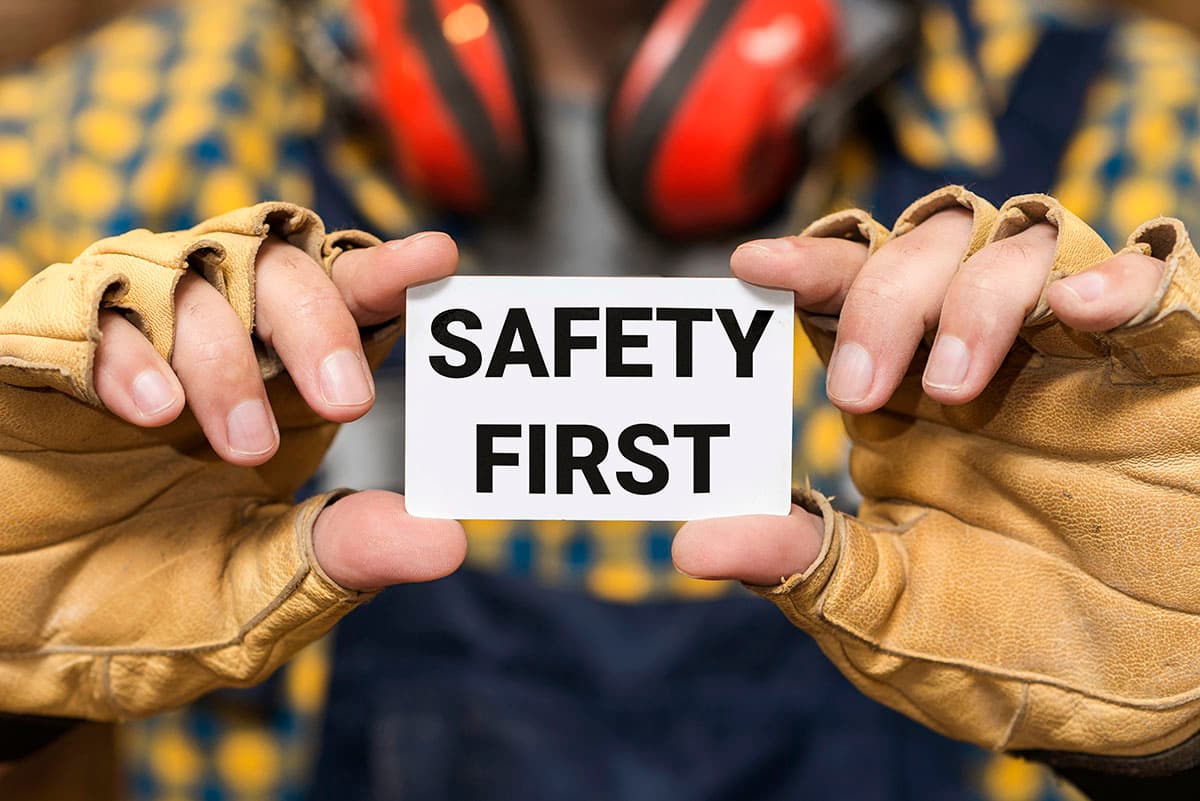 handen met safety first bord